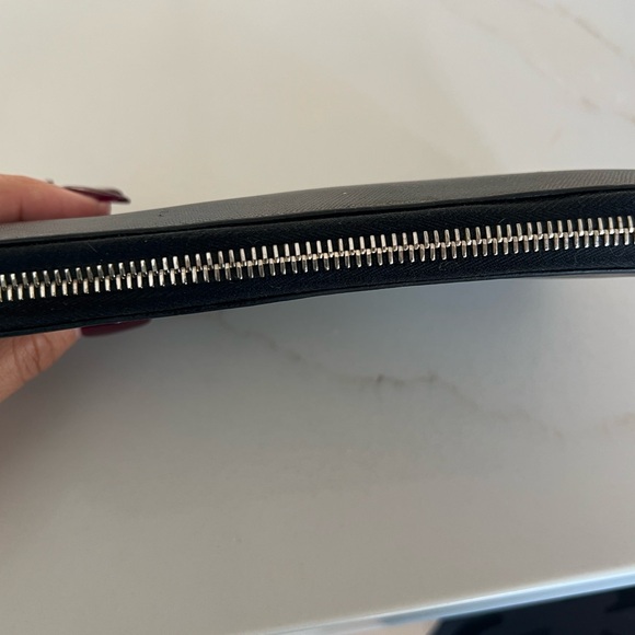 Prada Large Saffiano Leather Black Zip Wallet Great Condition - Picture 6 of 11